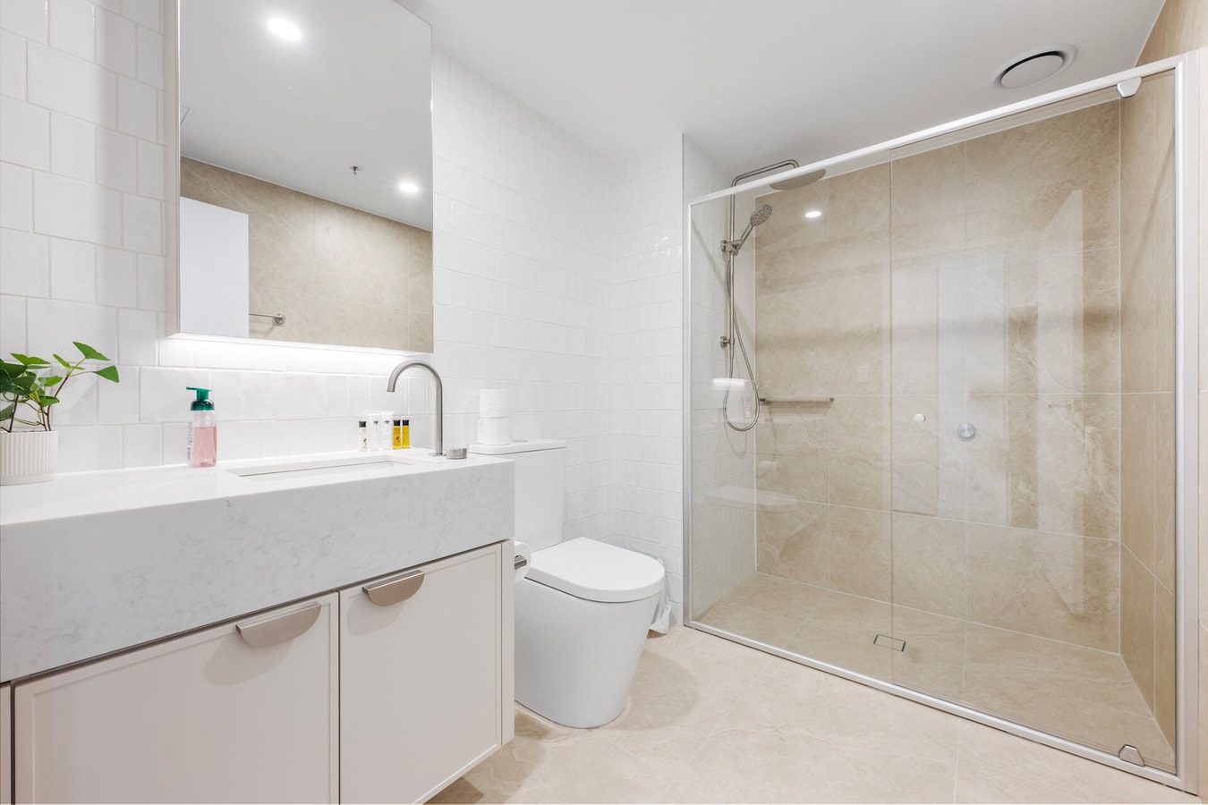 Stylish 1BDR Sunlit Apartment w Rooftop Pool & Gym 18 Serain Residences