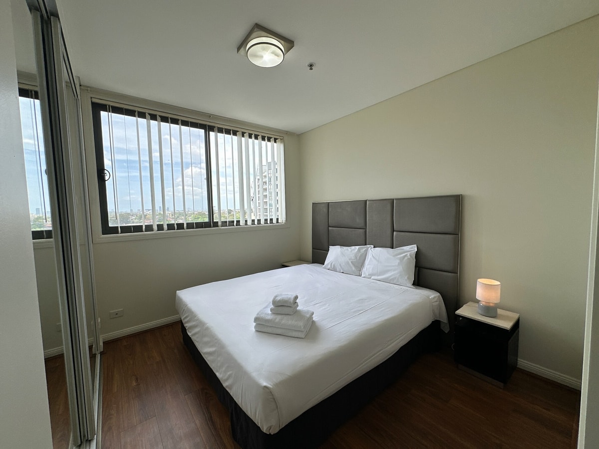 Cozy 2-Bedroom Apt 6 minutes to Paramatta Train 9 Serain Residences