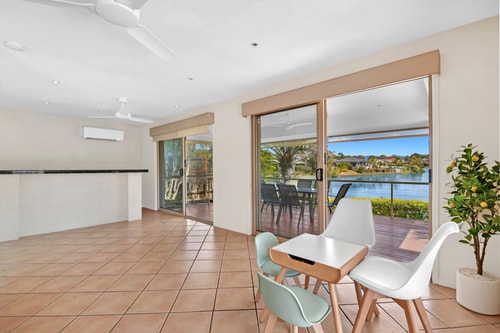 Relaxing 4BR Robina Escape with Parking & Pool 14 Serain Residences