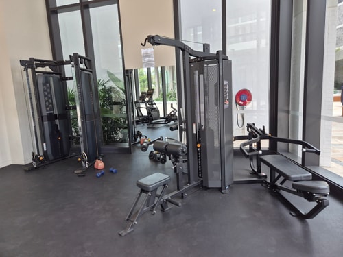 Olympic Park 1BR: Pool, Gym & Free Secure Parking 18 Serain Residences