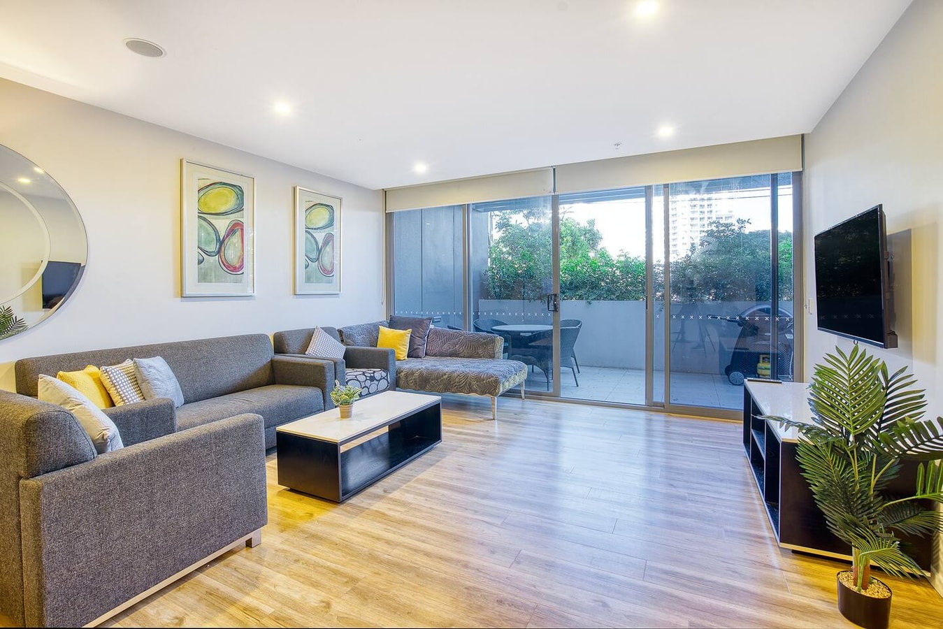 Comfort 3 bedroom Villa In Center Surfers Paradise Serain Residences