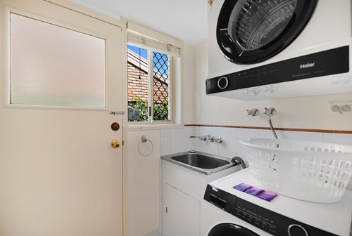 Relaxing 4BR Robina Escape with Parking & Pool 16 Serain Residences