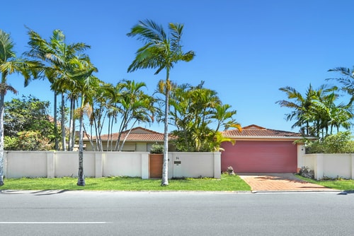 Relaxing 4BR Robina Escape with Parking & Pool 2 Serain Residences