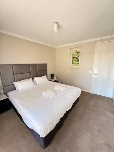 1BR Braddon Stay | Short Stroll to City | Parking 1 Serain Residences