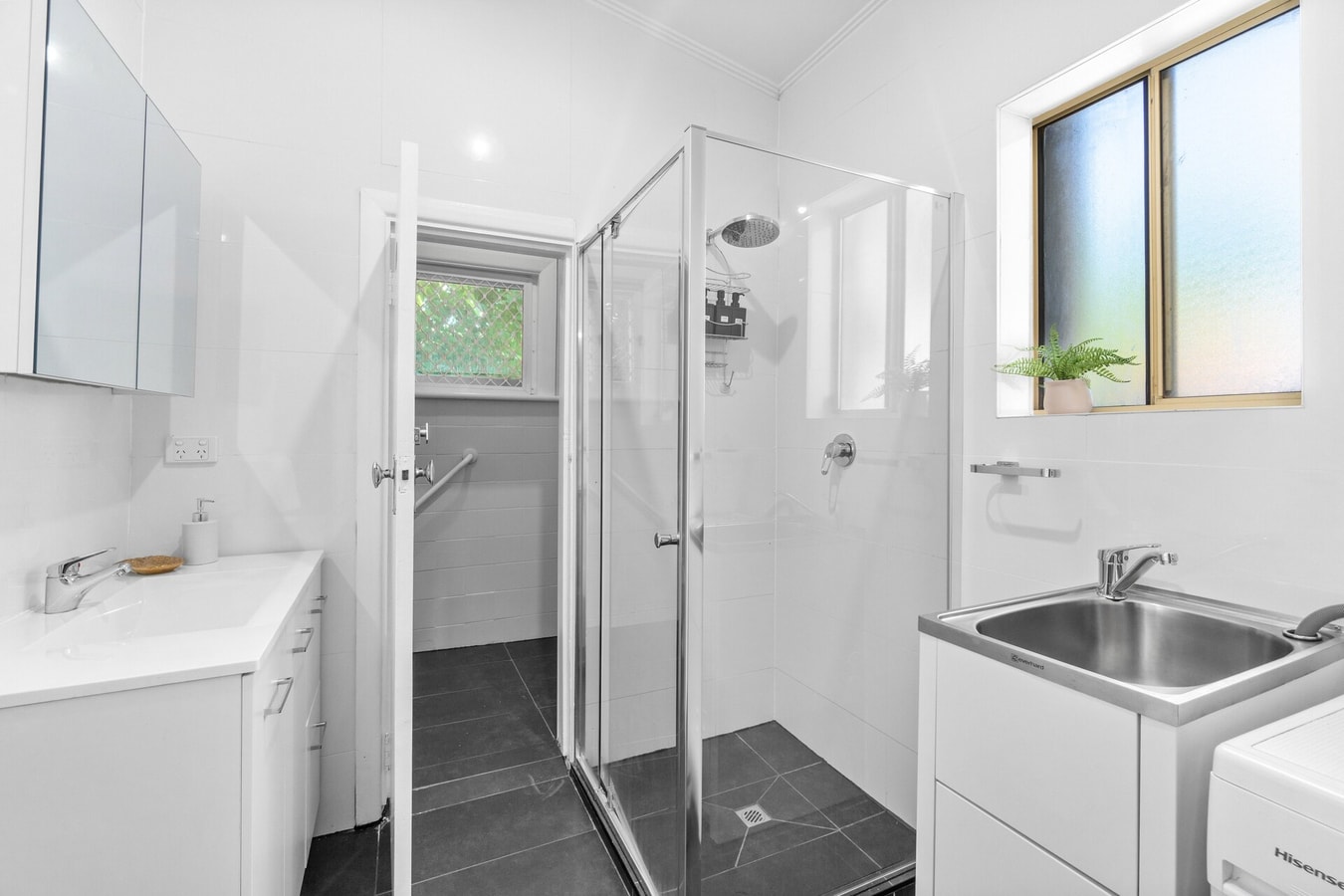 Stylish 3BR Retreat | Walk to Shops & 12min to CBD 15 Serain Residences
