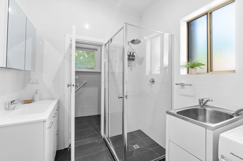 Stylish 3BR Retreat | Walk to Shops & 12min to CBD 15 Serain Residences