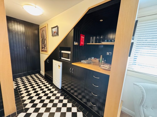 Leura's Magical Manderley - Studio Room 10 Serain Residences