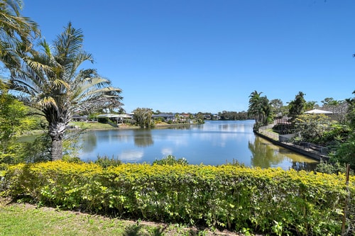 Relaxing 4BR Robina Escape with Parking & Pool 18 Serain Residences