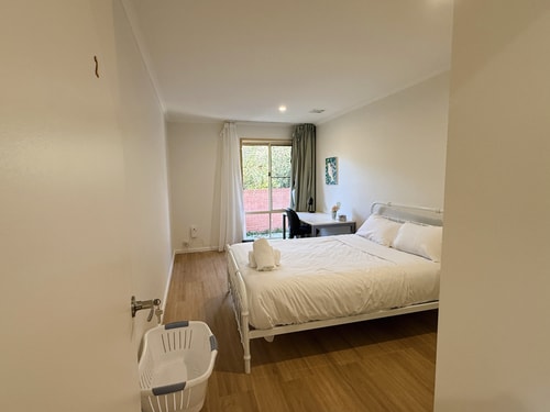Cozy King Room | 5-Min Walk to ANU | Near City 0 Serain Residences