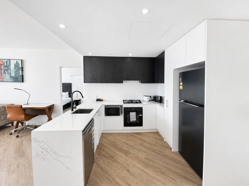 Heart of Southport 2BR | Near Tram & Pacific Fair 15 Serain Residences