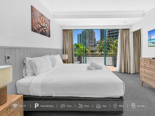Sunlit 1-Bedroom Apt at Crown Tower with Parking 0 Serain Residences