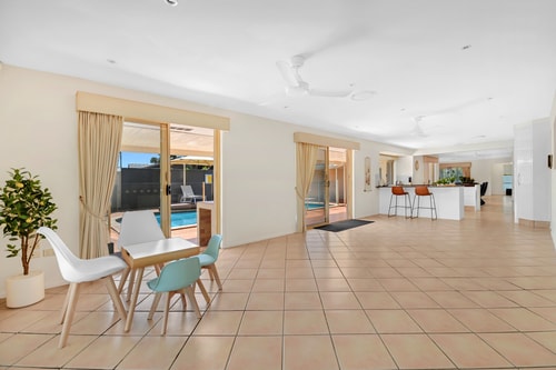 Relaxing 4BR Robina Escape with Parking & Pool 15 Serain Residences