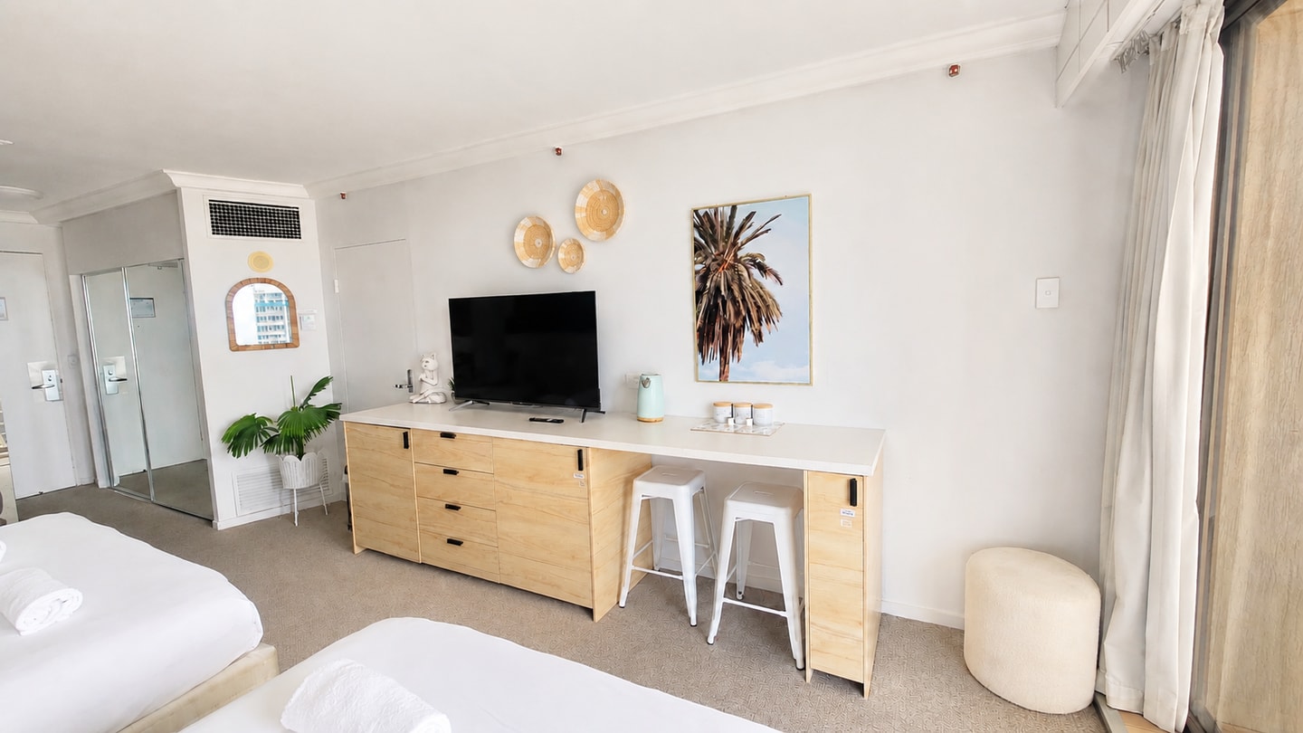 Stylish Hotel Room | near Beach & Tram | Max 4 11 Serain Residences
