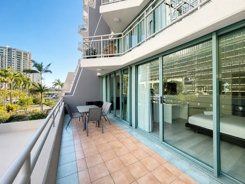 Crown Towers Stunning 1Bedroom Apt 3-min to Beach 20 Serain Residences