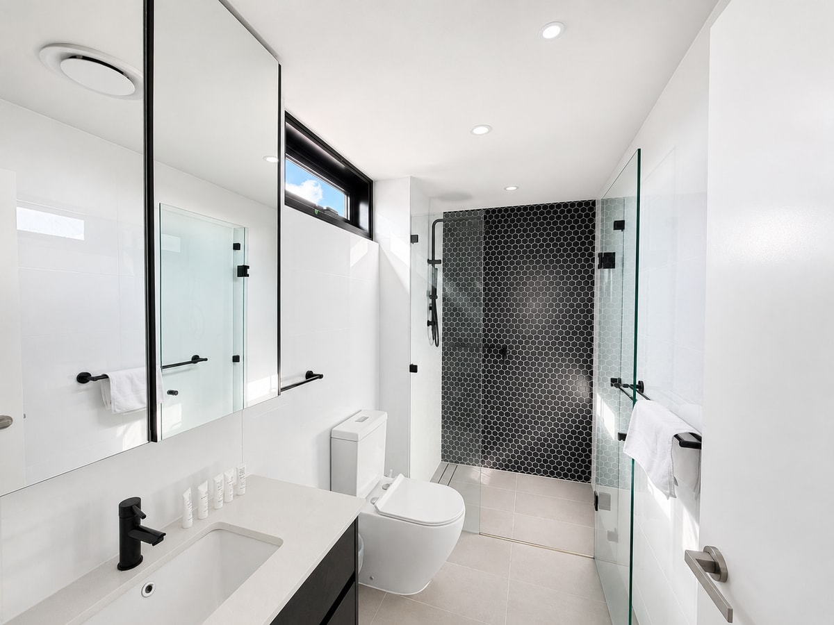 Heart of Southport 2BR | Near Tram & Pacific Fair 4 Serain Residences