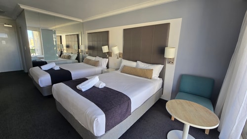 Centre Location 2 Double-bed Hotel Room in Surfers 3 Serain Residences