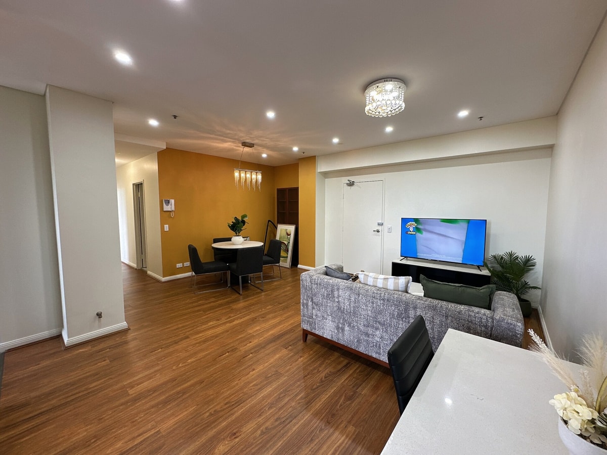 Cozy 2-Bedroom Apt 6 minutes to Paramatta Train 4 Serain Residences