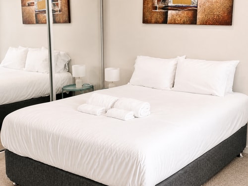 Vibrant 1BR Stay in Braddon | Parking | Near Tram 9 Serain Residences