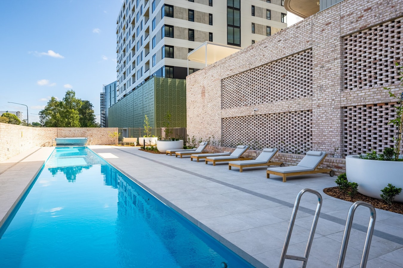 Modern 2BDR Apt in Phillip Gym | Pool | Parking Serain Residences