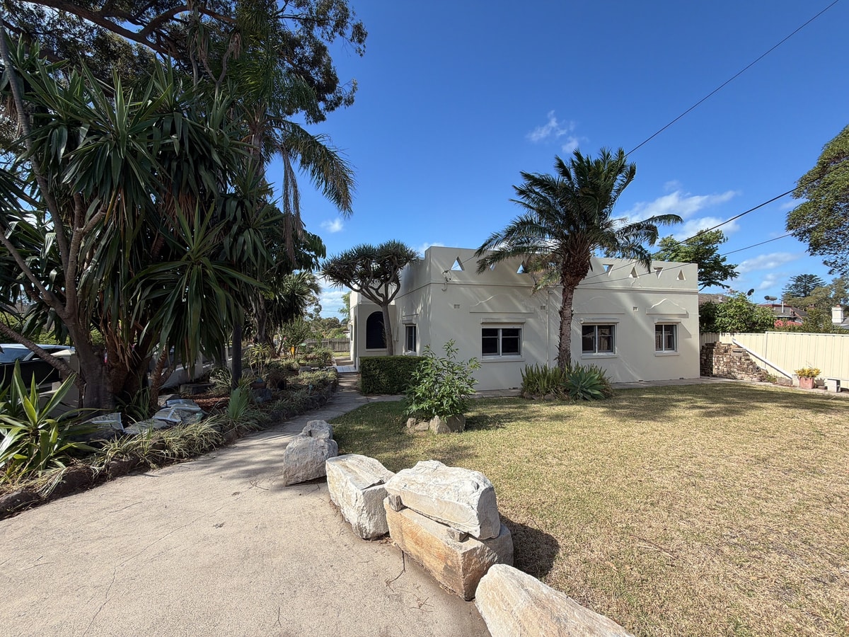 Burwood 4BR Family Home | Fast WiFi & Free Parking 4 Serain Residences