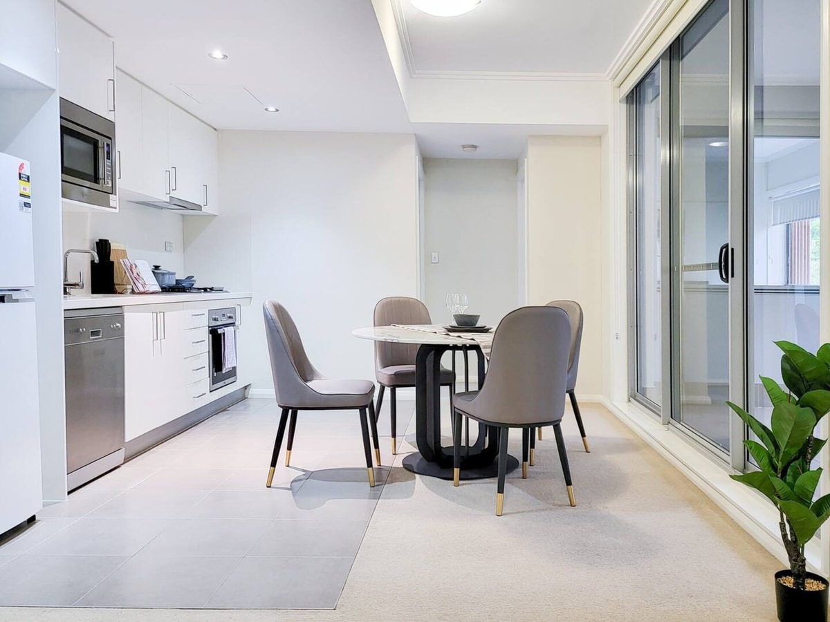 One bedroom Apartment walk to Gordon Train Station 8 Serain Residences
