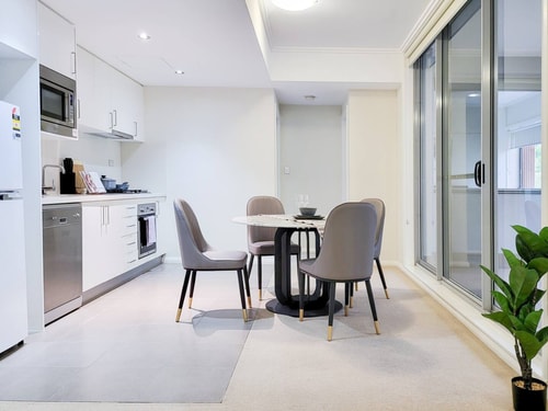 One bedroom Apartment walk to Gordon Train Station 8 Serain Residences