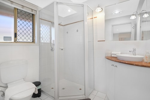 Relaxing 4BR Robina Escape with Parking & Pool 11 Serain Residences