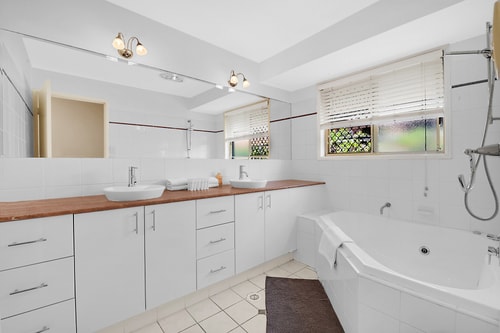 Relaxing 4BR Robina Escape with Parking & Pool 7 Serain Residences