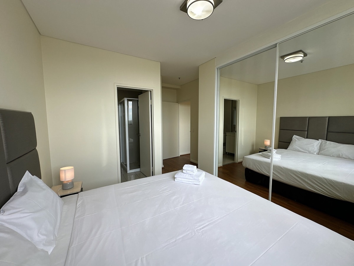 Cozy 2-Bedroom Apt 6 minutes to Paramatta Train 10 Serain Residences