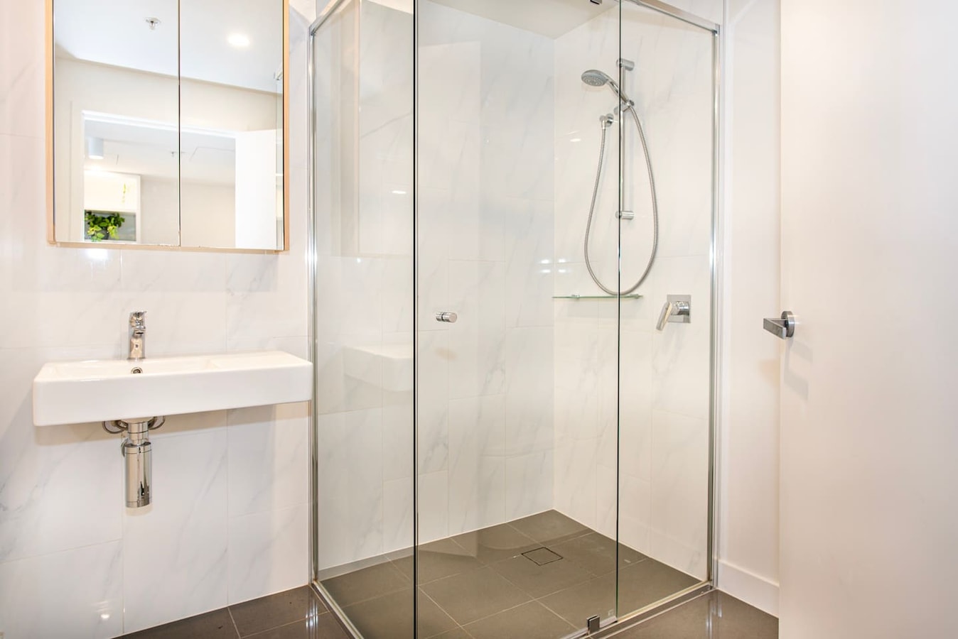 Riverview High level 1bedroom unit with Parking 7 Serain Residences