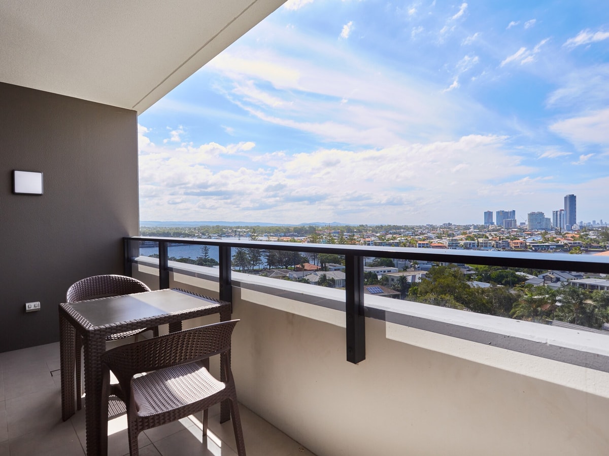 Comfy 2BR Apartment Central Surfers w/Parking 5 Serain Residences