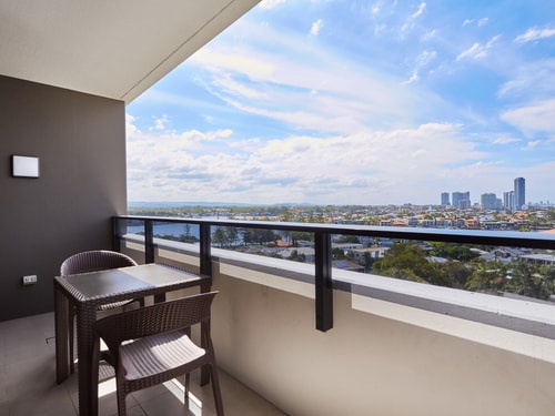 Comfy 2BR Apartment Central Surfers w/Parking 5 Serain Residences