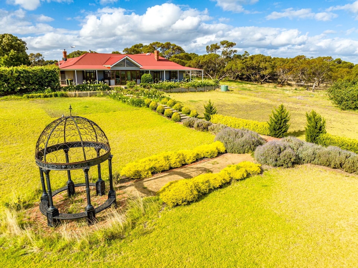 Condor Estate Spacious with Vineyard & Fireplace 4 Serain Residences