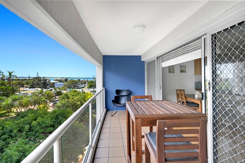 Comfy 1BR + Free Parking |  Stroll to Parklands 1 Serain Residences