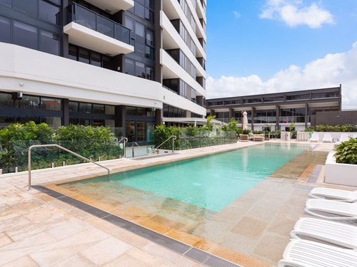 Modern 2BR Apartment on level 13 | Walk to Beach 15 Serain Residences