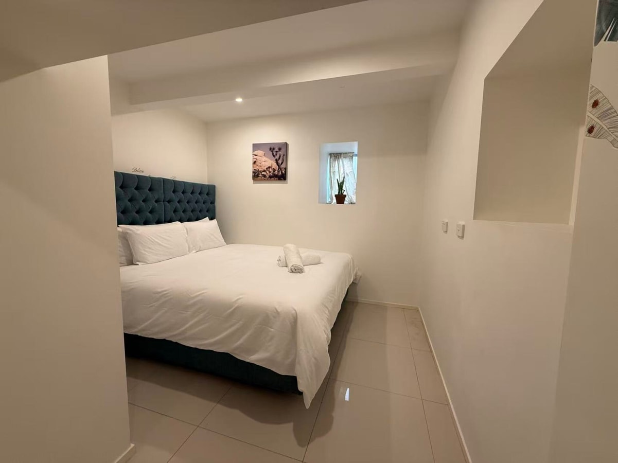 Comfortable Private Room 12 Mins to Train & Metro 1 Serain Residences