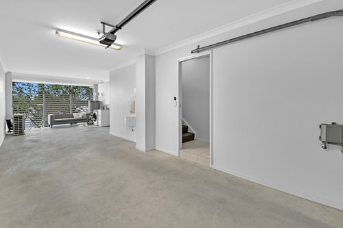 Water View Modern Three-level Townhouse in Carrara 15 Serain Residences