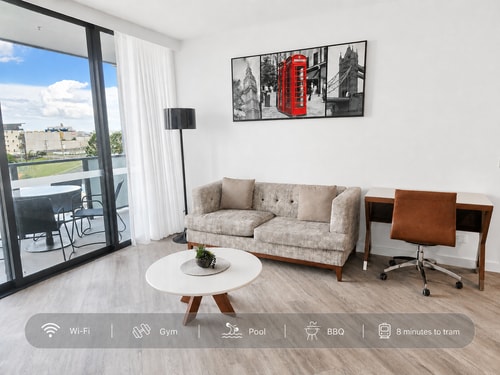 Heart of Southport 2BR | Near Tram & Pacific Fair 0 Serain Residences