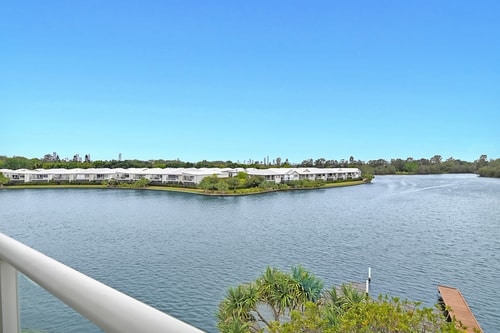 Water View Modern Three-level Townhouse in Carrara 13 Serain Residences