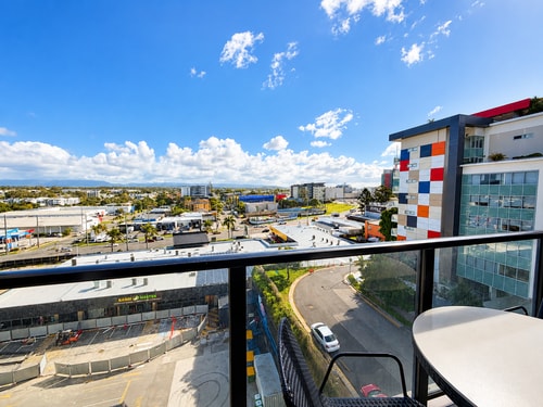 Heart of Southport 2BR | Near Tram & Pacific Fair 10 Serain Residences