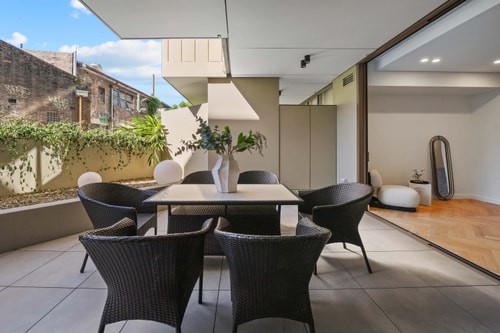 Stylish Sandringham Urban Townhouse by Hyde Park 3 Serain Residences