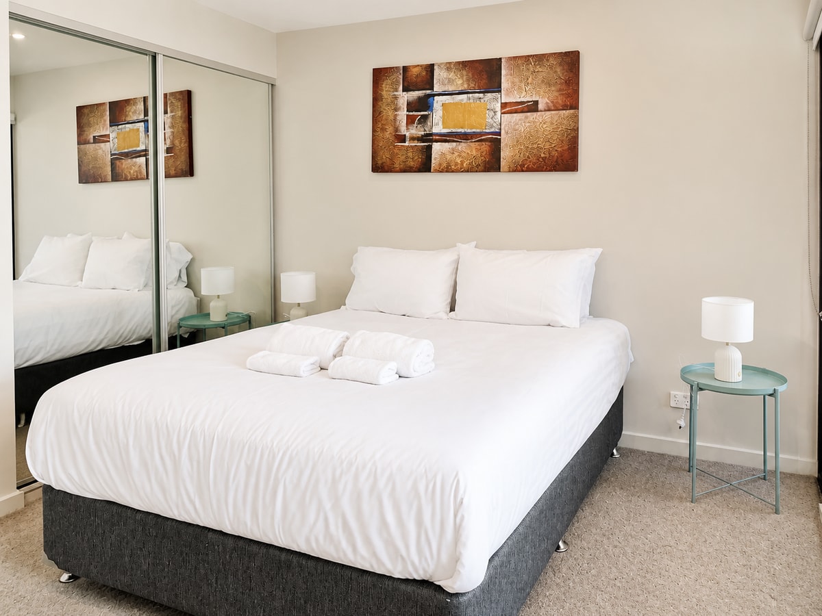 Vibrant 1BR Stay in Braddon | Parking | Near Tram 1 Serain Residences