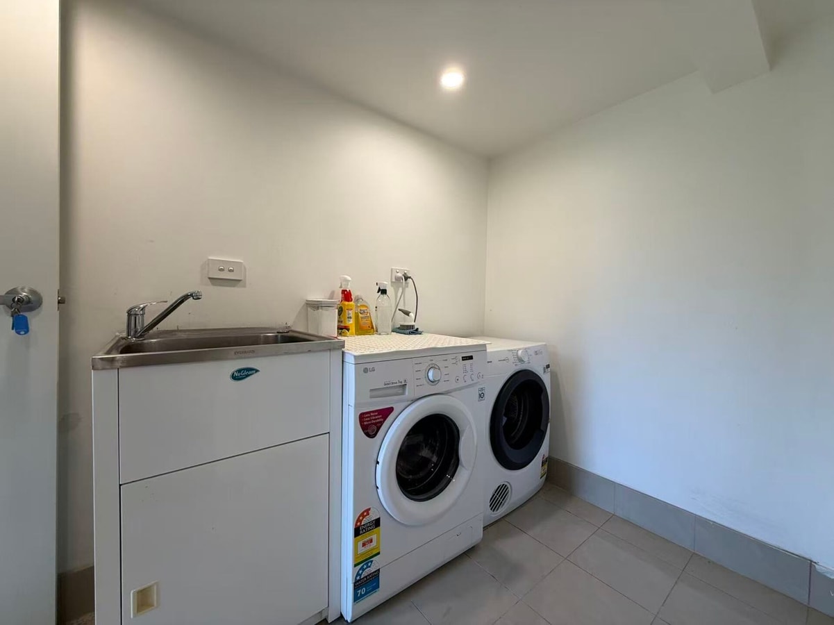 Comfortable Private Room 12 Mins to Train & Metro 9 Serain Residences