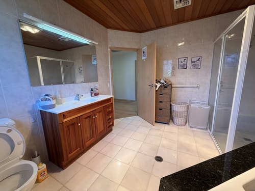Cozy King Room | 5-Min Walk to ANU | Close to City 8 Serain Residences