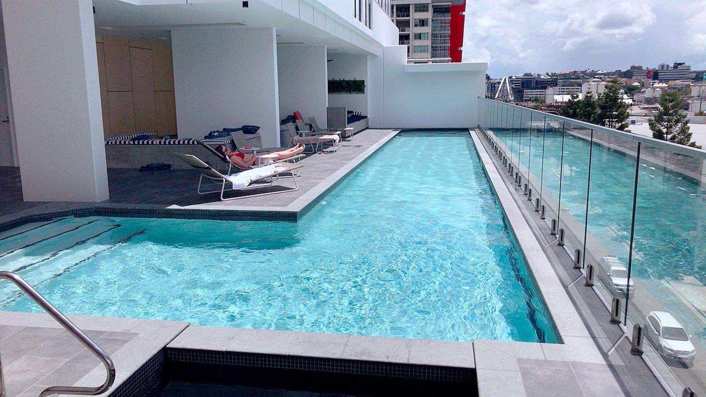 Comfortable 2BR w/ Pool, Gym & BBQ | Free Parking 15 Serain Residences