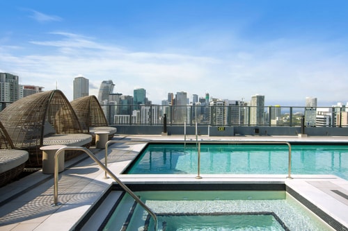 New Downtown Condo with Rooftop Pool 1 Cielo Stays