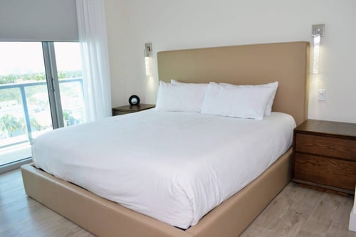 CH-Luxury Corner Unit with Partial Ocean View and Just Steps From the Beach-60333 4 Cielo Stays