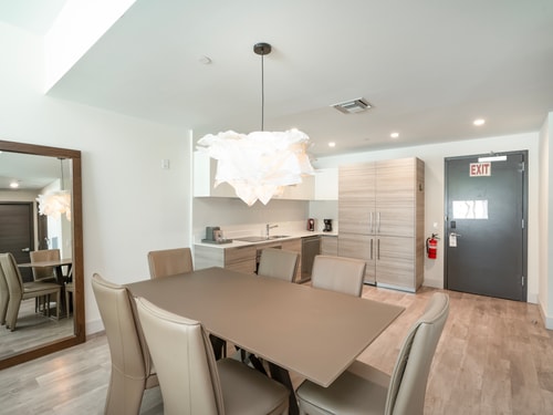 CH-Luxury 1BR plus den Condo w/ rooftop bar & ocean view, steps from the beach-59080 5 Cielo Stays