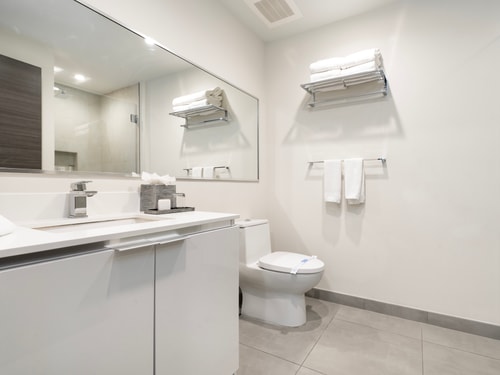 CH-Luxury 1BR plus den Condo w/ rooftop bar & ocean view, steps from the beach-59080 28 Cielo Stays