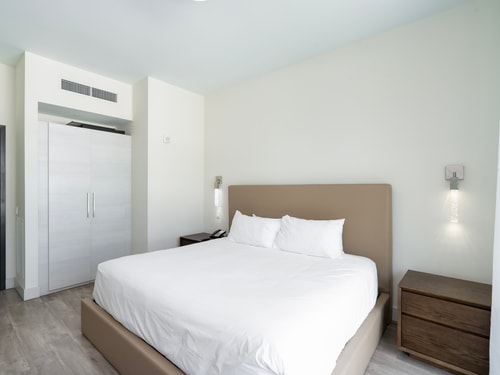 CH-Luxury 1BR plus den Condo w/ rooftop bar & ocean view, steps from the beach-59080 36 Cielo Stays